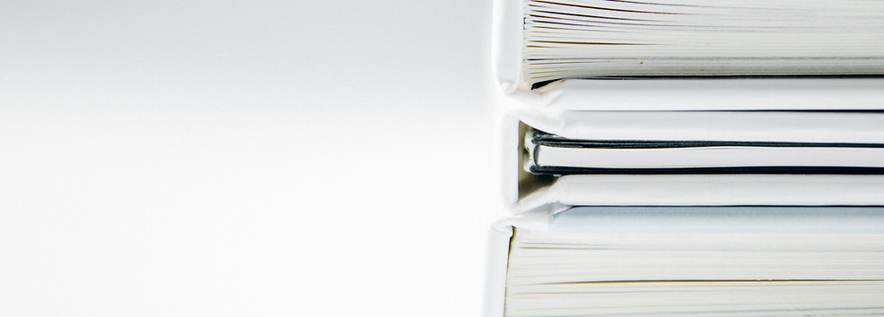 Libros blancos apilados